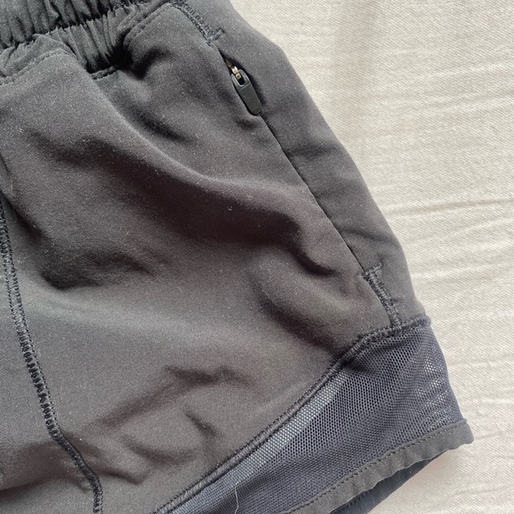 Lululemon Hotty Hot 2.5” black shorts - Picture 2 of 3